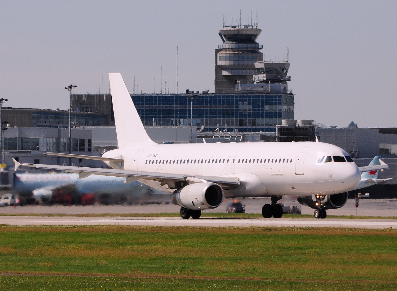 LY-VEQ - A320-232 - Avion Express - YUL - 19-09-2014
