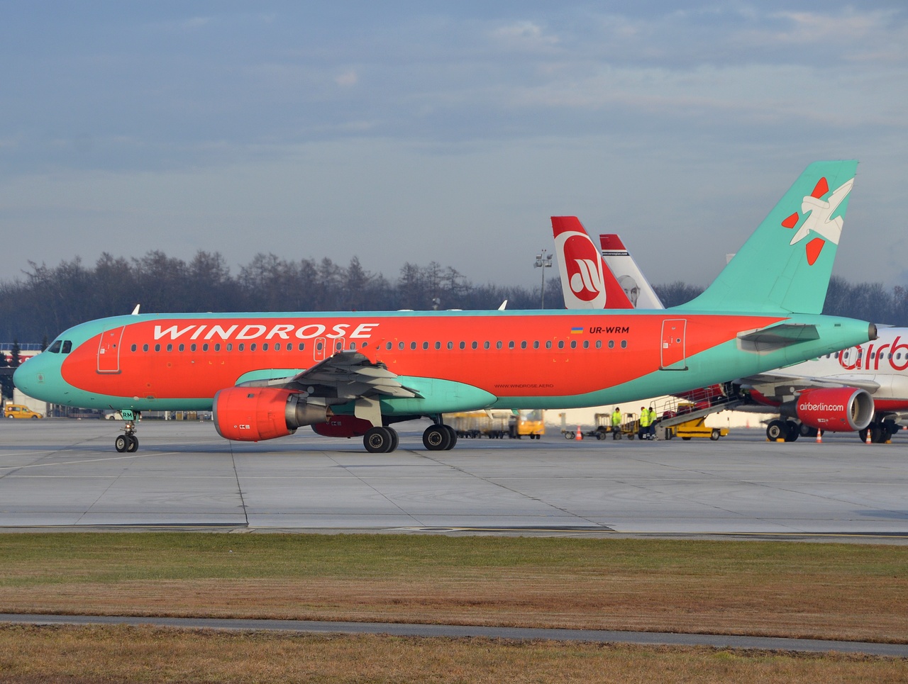 UR-WRM - A320-232 - Windrose Air - SZG - 11-01-2014