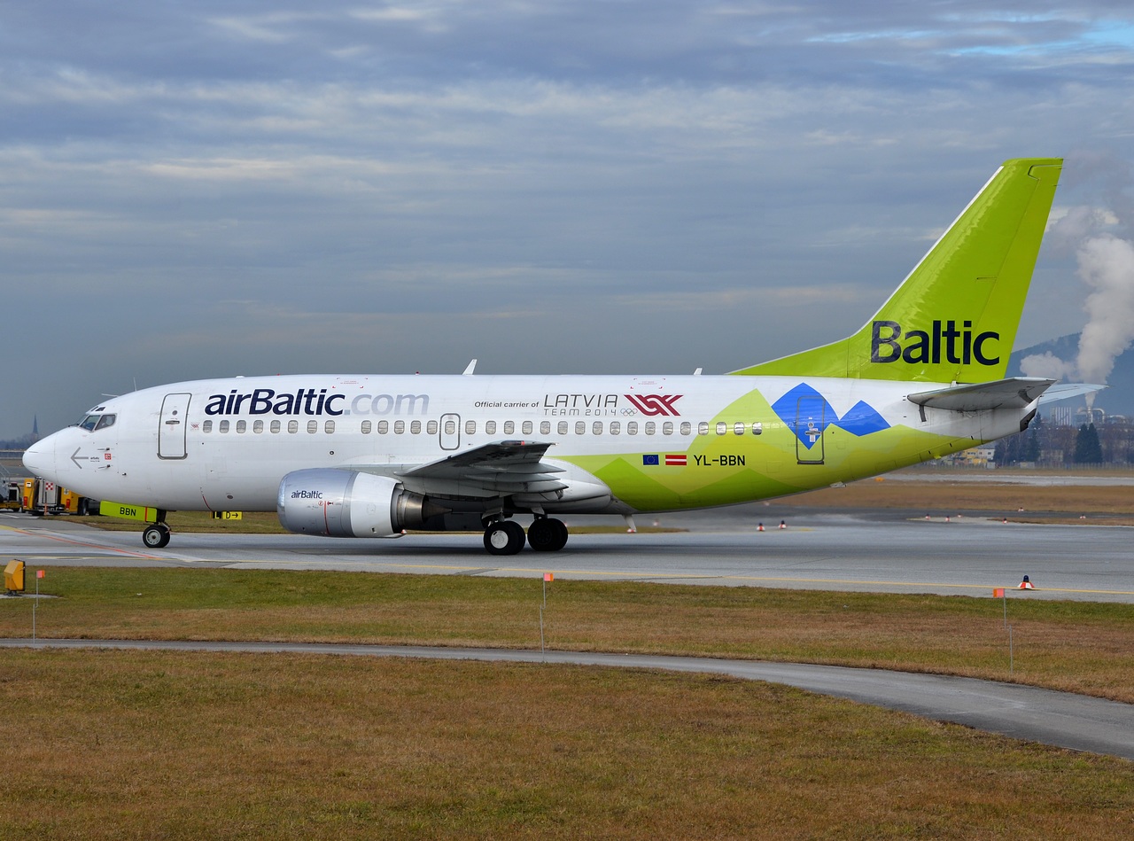 YL-BBN - 737-522 - Air Baltic - SZG - 11-04-2014