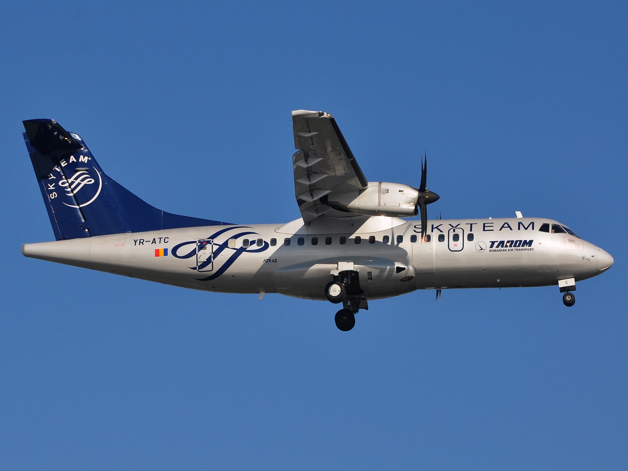 YR-ATC - ATR 42-500 - Tarom - OTP - 14-02-2014
