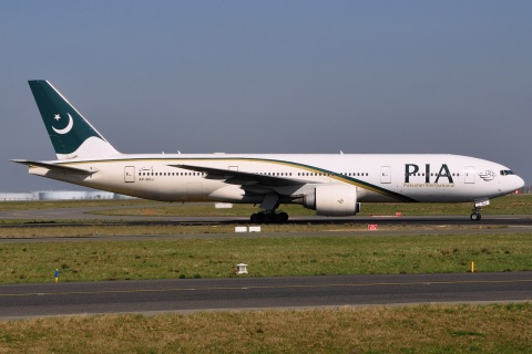 AP-BGJ - 777-240(ER) - PIA Pakistan International Airlines - CDG - 16-03-2014