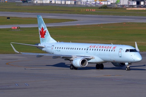 C-FGLW - ERJ-190AR (ERJ-190-100 IGW) - Air Canada - YUL - 19-09-2014b