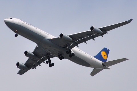 D-AIGP - A340-313 - Lufthansa - SEA - 25-06-2014