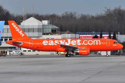 G-EZUI - A320-214 - easyJet - SZG - 11-01-2014