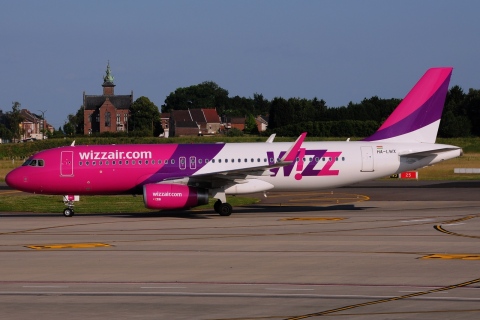 HA-LWX - A320-232(WL) - Wizz Air - CRL - 15-06-2014