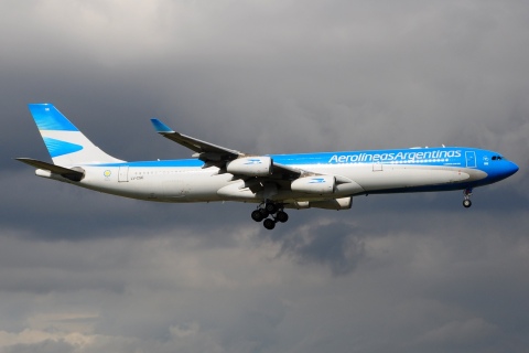 LV-CSE - A340-313 - Aerolineas Argentinas - FCO - 17-06-2014