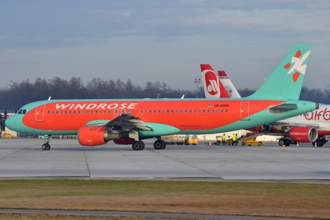 UR-WRM - A320-232 - Windrose Air - SZG - 11-01-2014
