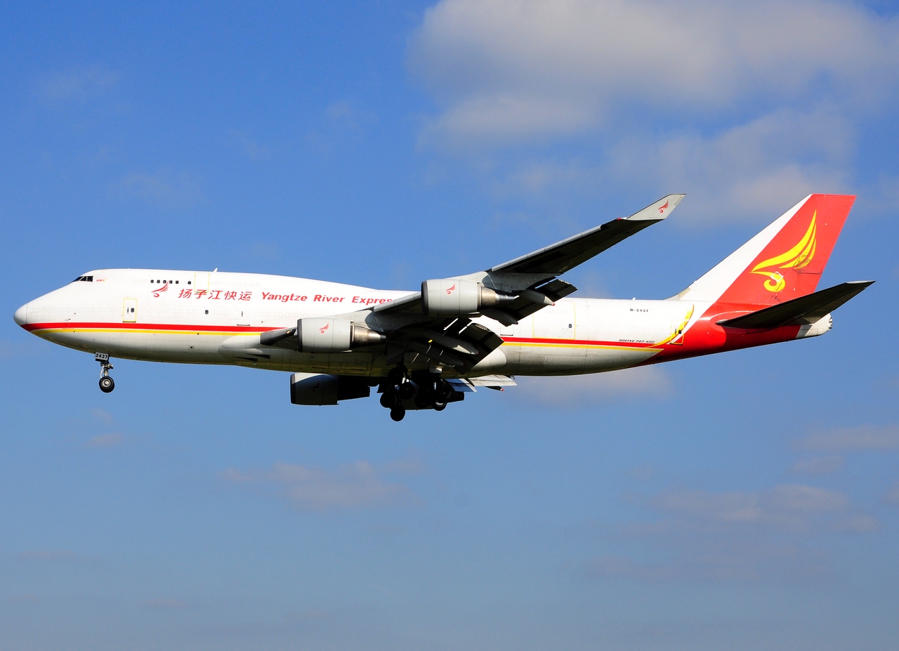 B-2437 - 747-481 - Yangtze River Express - BRU - 22-04-2015