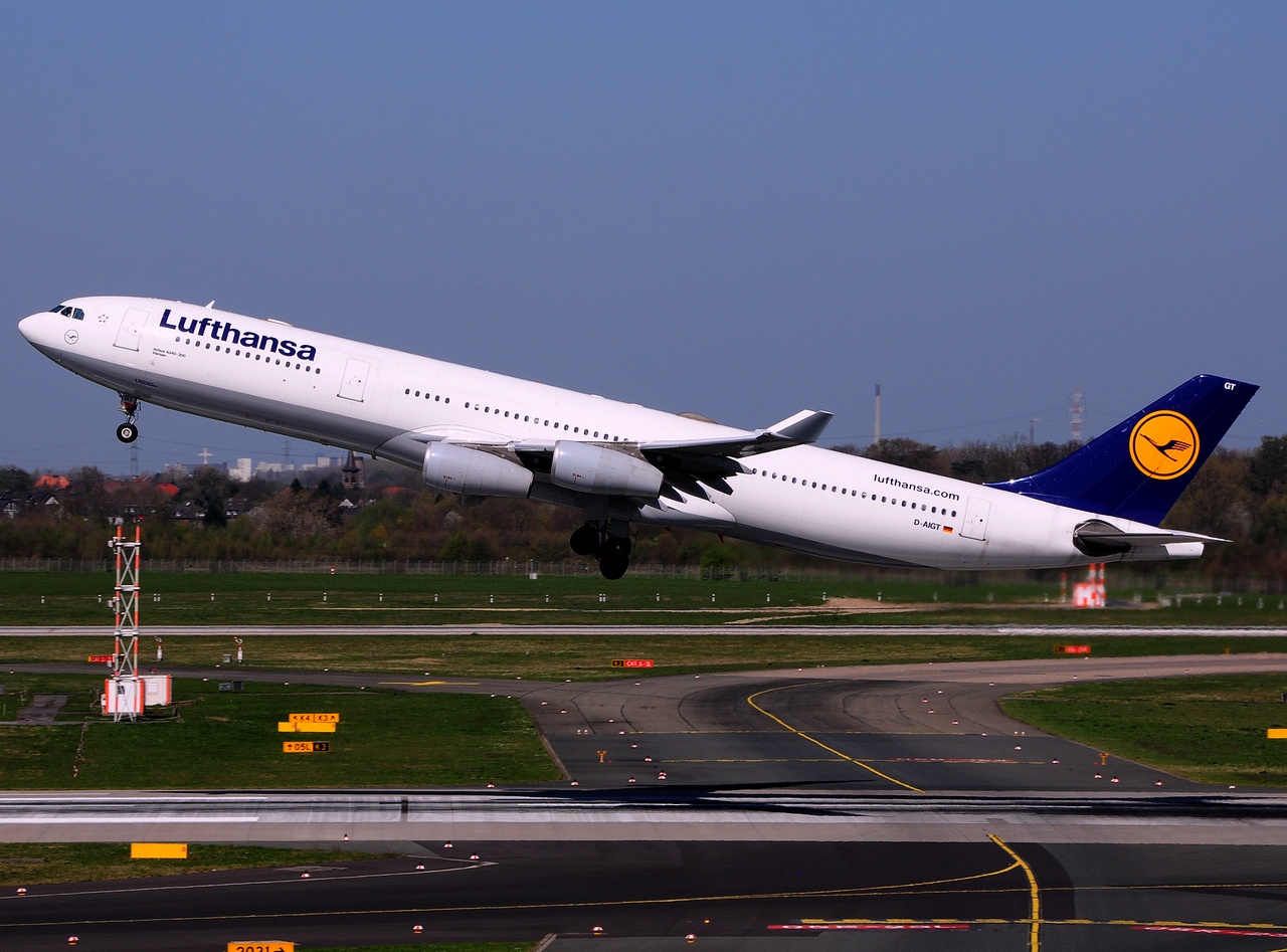 D-AIGT - A340-313 - Lufthansa - DUS - 15-04-2015