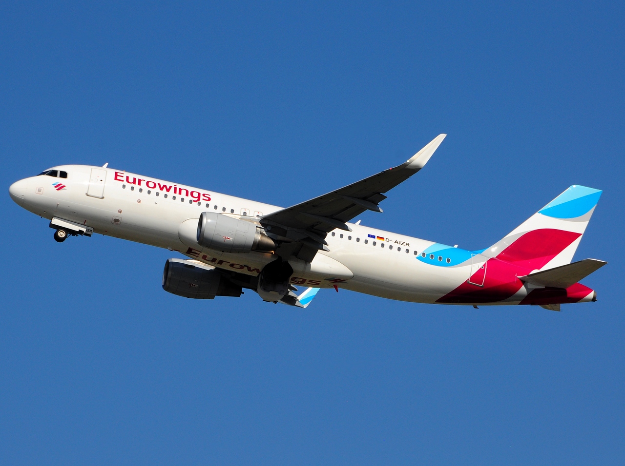 D-AIZR - A320-214(WL) - Eurowings - DUS - 15-04-2015b