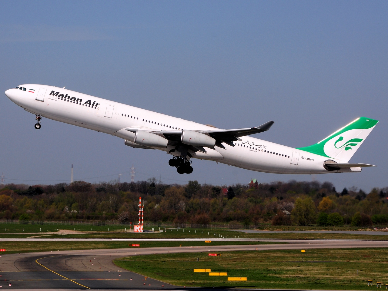 EP-MMB - A340-311 - Mahan Airlines - DUS - 15-04-2015b