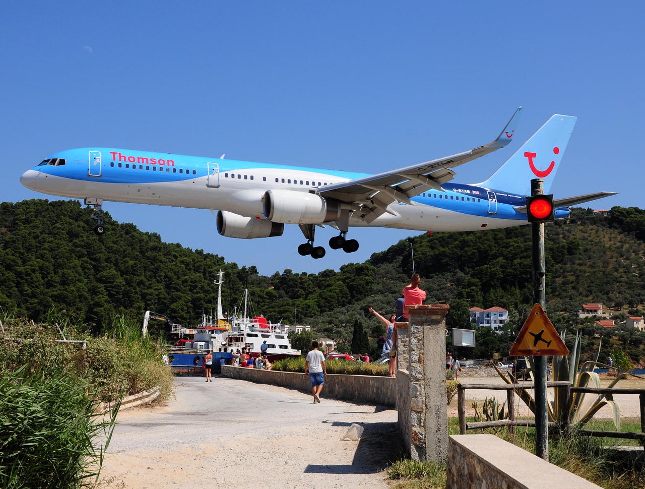G-BYAW - 757-204(WL) - Thomson Airways - JSI - 24-07-2015