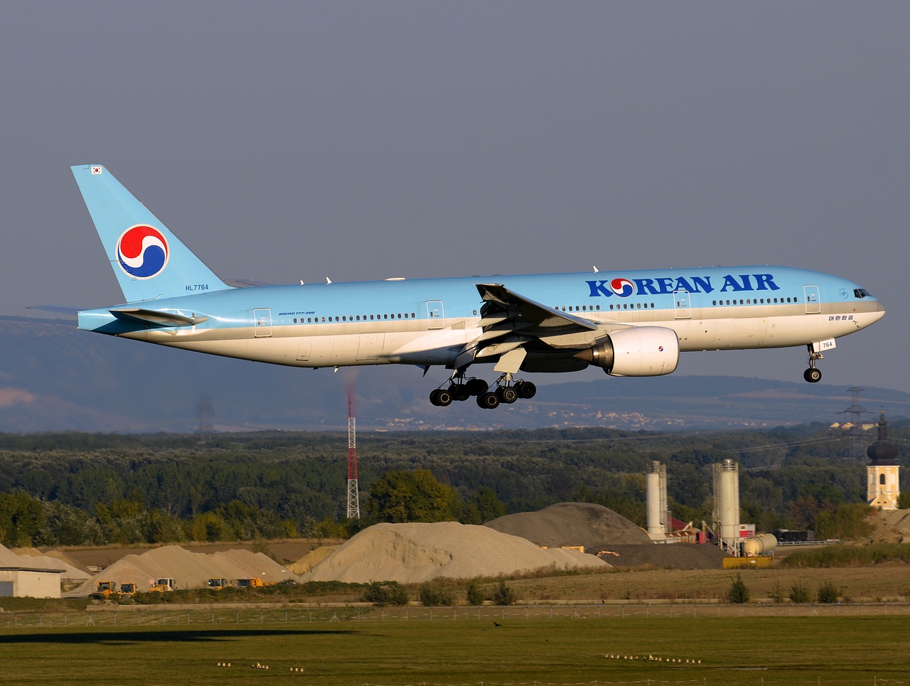 HL7764 - 777-2B5(ER) - Korean Air Lines - VIE - 01-10-2015