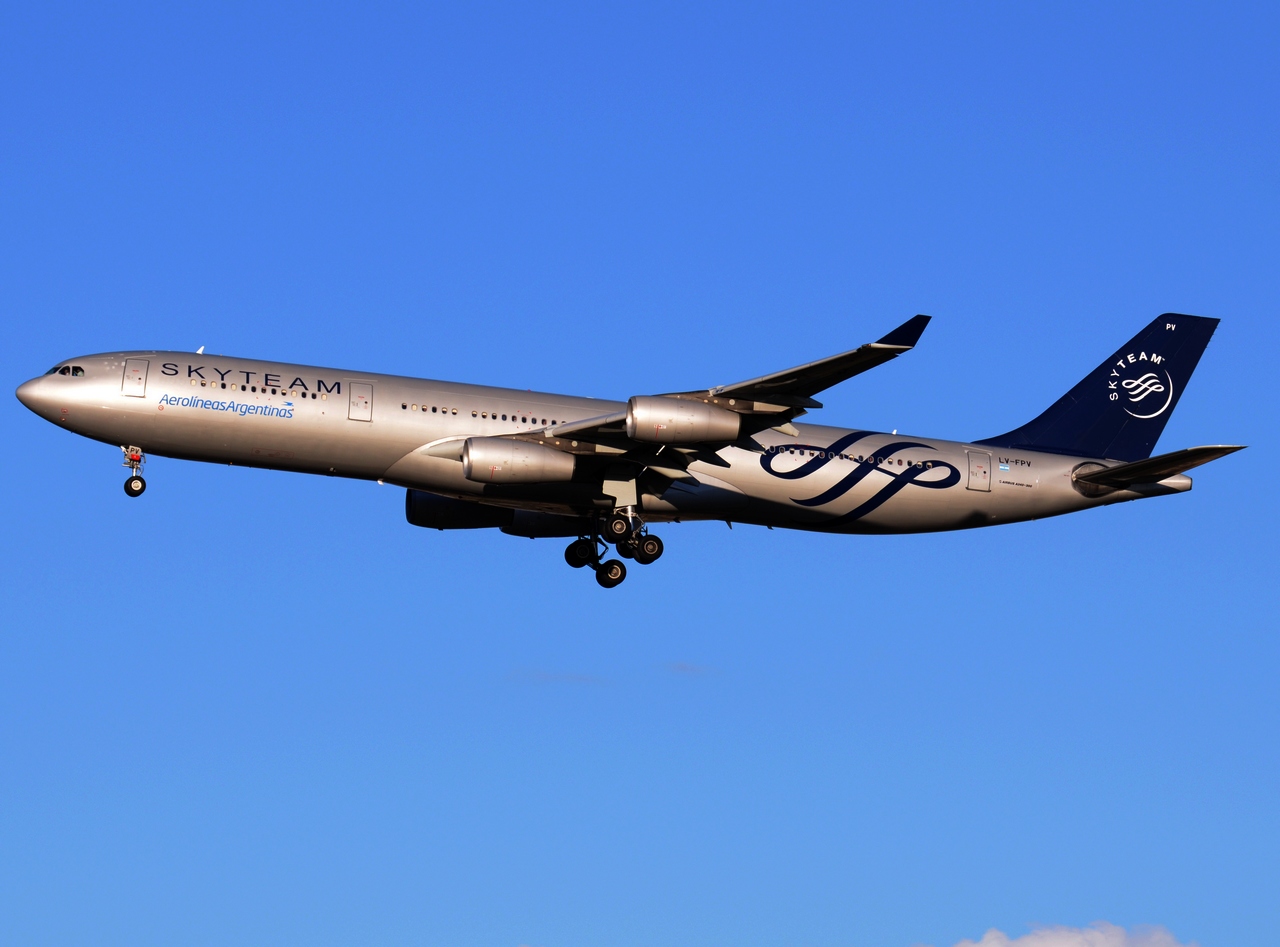 LV-FPV - A340-313 - Aerolineas Argentinas - MAD - 14-03-2015b