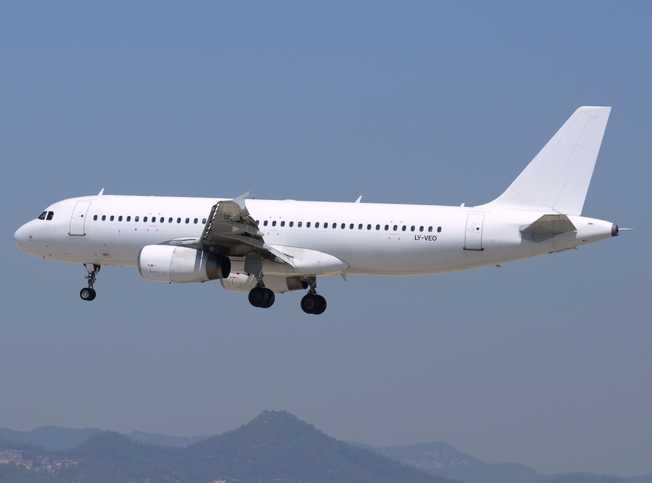 LY-VEO - A320-233 - Avion Express - BCN - 29-06-2015
