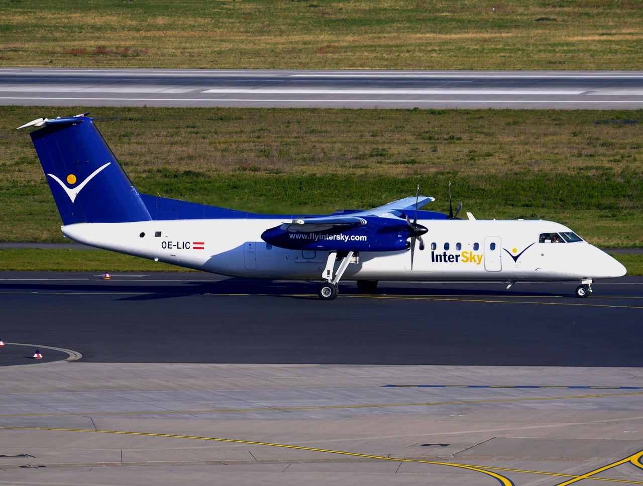 OE-LIC - DHC-8-311 - InterSky - DUS - 15-04-2015
