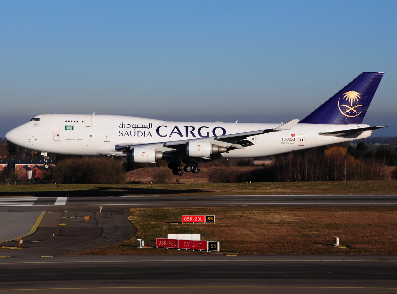 TC-ACG - 747-481 - Saudi Arabian Airlines - LGG - 08-03-2015
