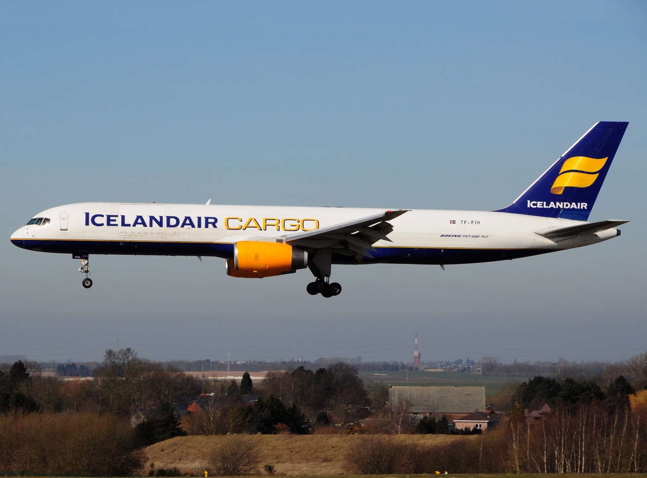 TF-FIH - 757-208 - Icelandair - LGG - 08-03-2015