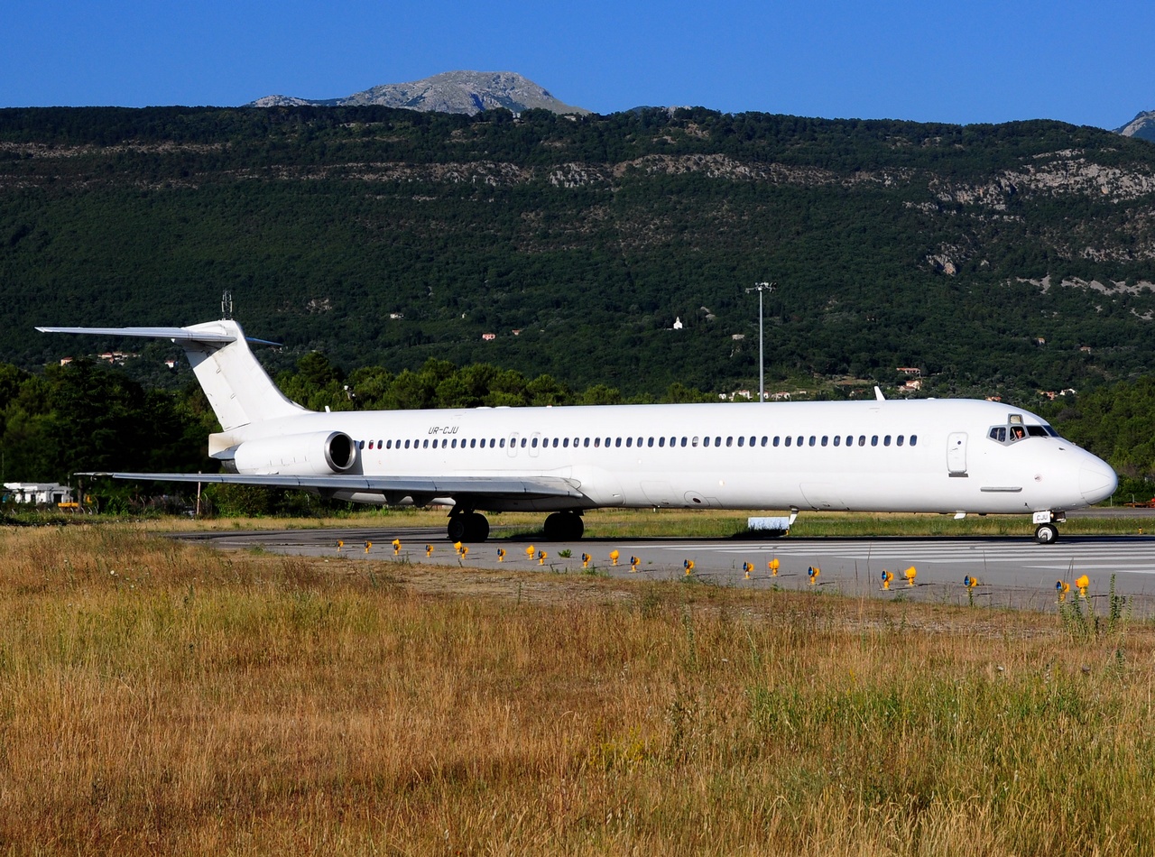 UR-CJU - MD-83 - Dart Airlines - TIV - 11-07-2015c
