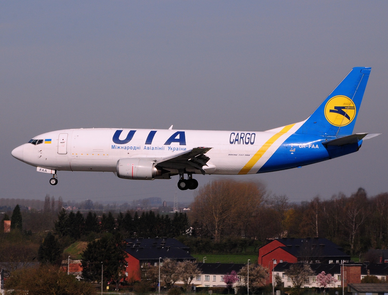 UR-FAA - 737-3Y0 - Ukraine International Airlines - LGG - 14-04-2015