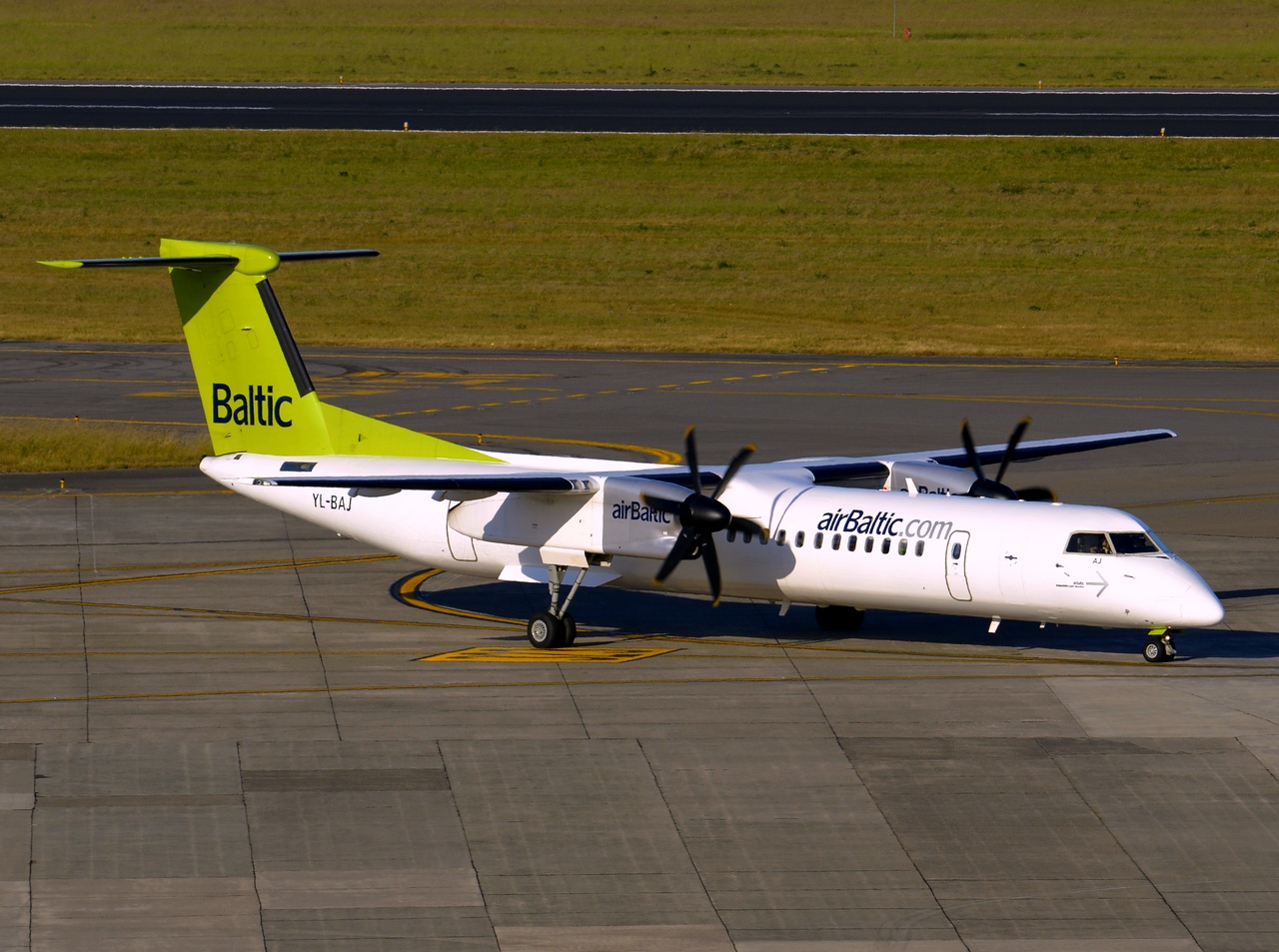 YL-BAJ - DHC-8-402NG - Air Baltic - BRU - 07-06-2015