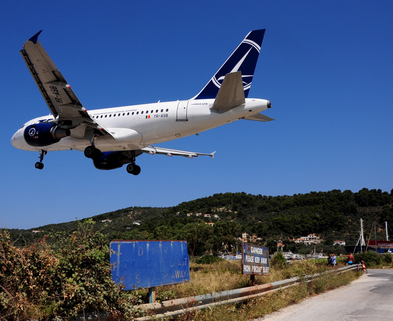 YR-ASB - A318-111 - Tarom - JSI - 25-07-2015b