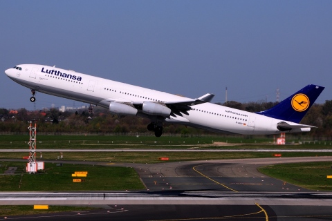 D-AIGT - A340-313 - Lufthansa - DUS - 15-04-2015