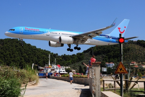G-BYAW - 757-204(WL) - Thomson Airways - JSI - 24-07-2015