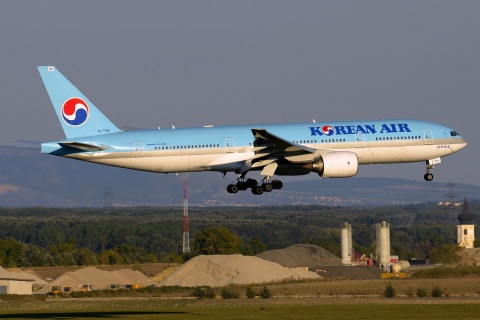 HL7764 - 777-2B5(ER) - Korean Air Lines - VIE - 01-10-2015