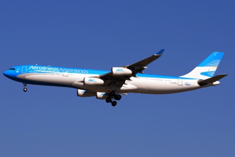 LV-FPU - A340-313 - Aerolineas Argentinas - MAD - 16-03-2015b