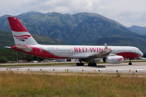 RA-64046 - Tupolev Tu-204-100V - Red Wings - TIV - 10-07-2015b