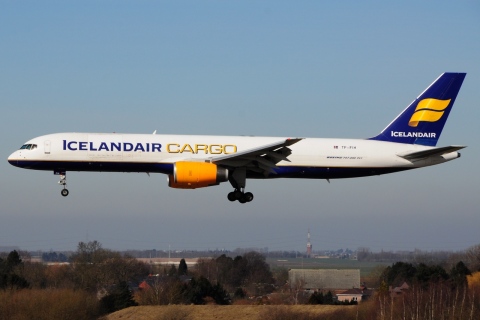 TF-FIH - 757-208 - Icelandair - LGG - 08-03-2015