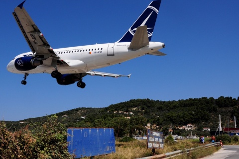 YR-ASB - A318-111 - Tarom - JSI - 25-07-2015b