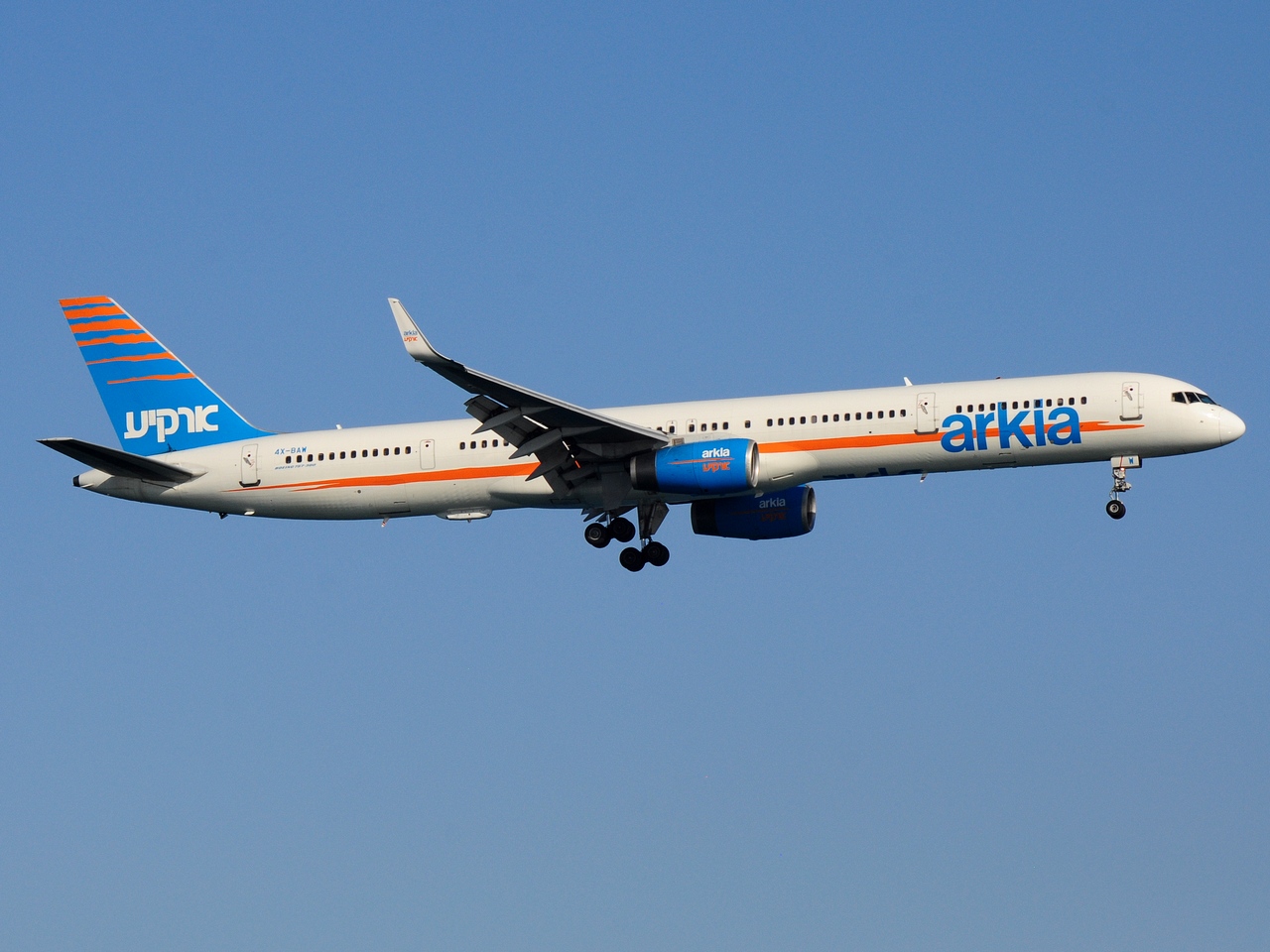 4X-BAW - 757-3E7(WL) - Arkia _ Israeli Airlines - LCA - 19-08-2016