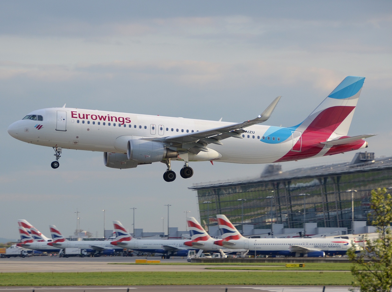 D-AIZU - A320-214(WL) - Eurowings - LHR - 23-04-2016