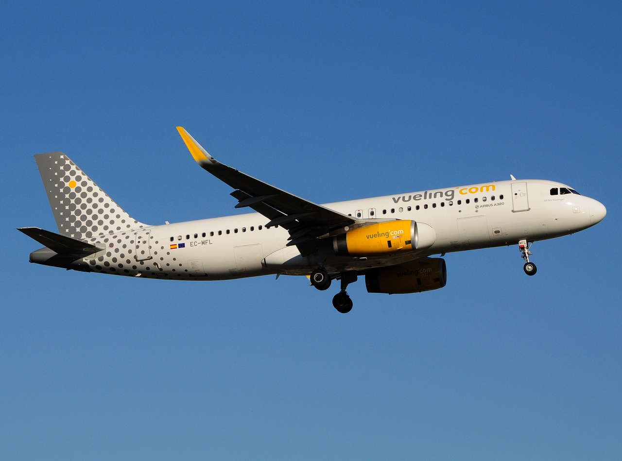 EC-MFL - A320-232(WL) - Vueling - LIS - 21-06-2016