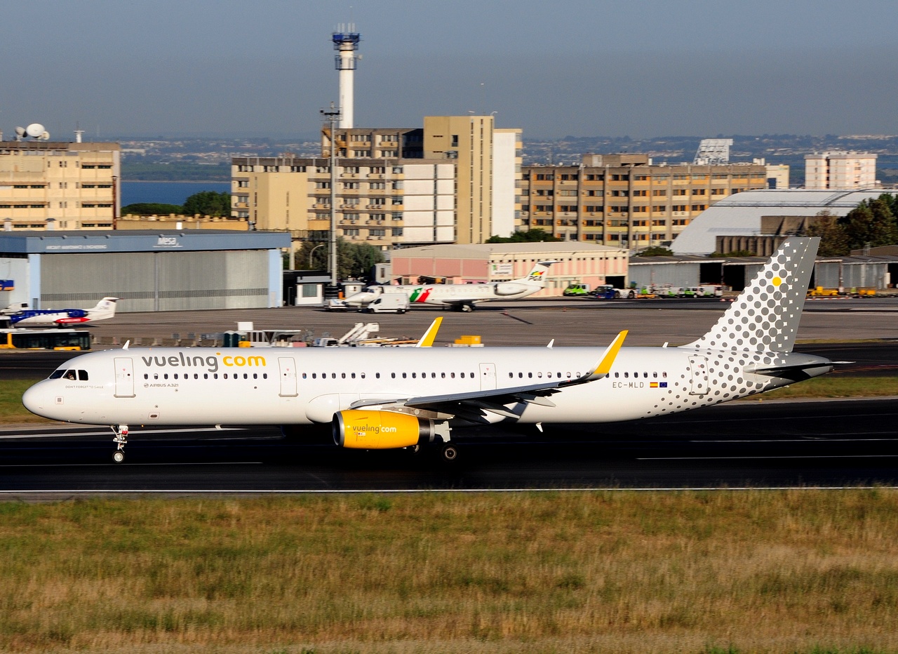 EC-MLD - A321-231(WL) - Vueling - LIS - 21-06-2016b