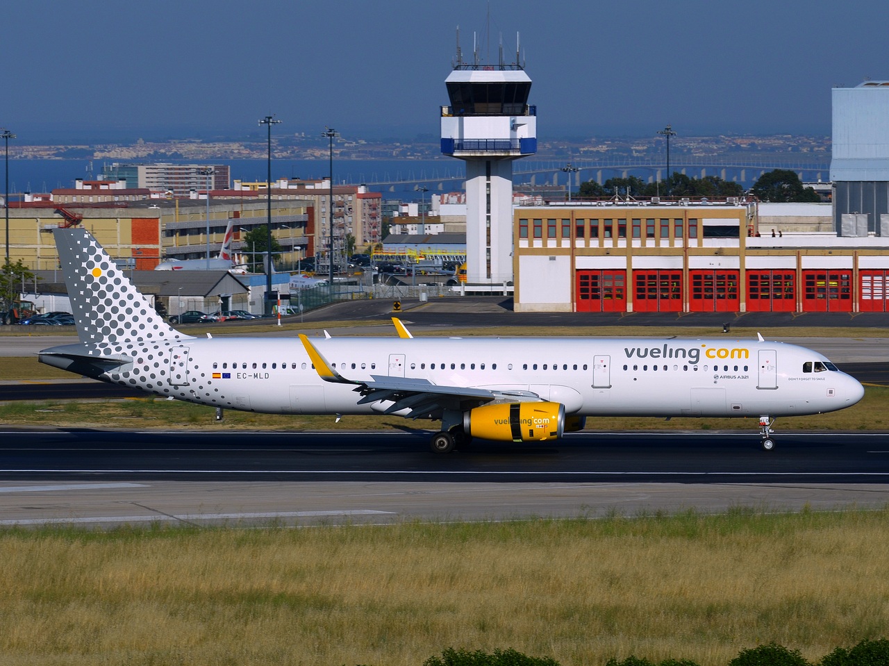 EC-MLD - A321-231(WL) - Vueling - LIS - 21-06-2016c