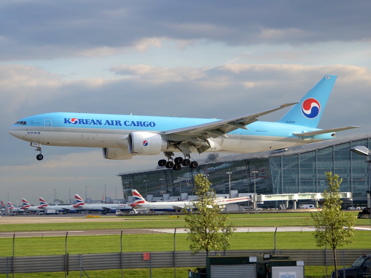 HL8005 - B777-FB5 - Korean Air Lines - LHR - 23-04-2016