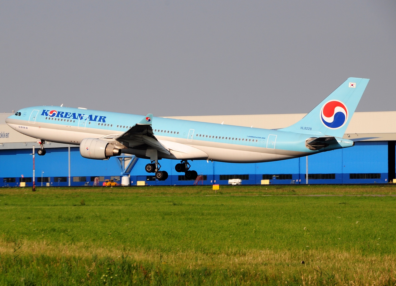 HL8228 - A330-223 - Korean Air Lines - AMS - 19-07-2016