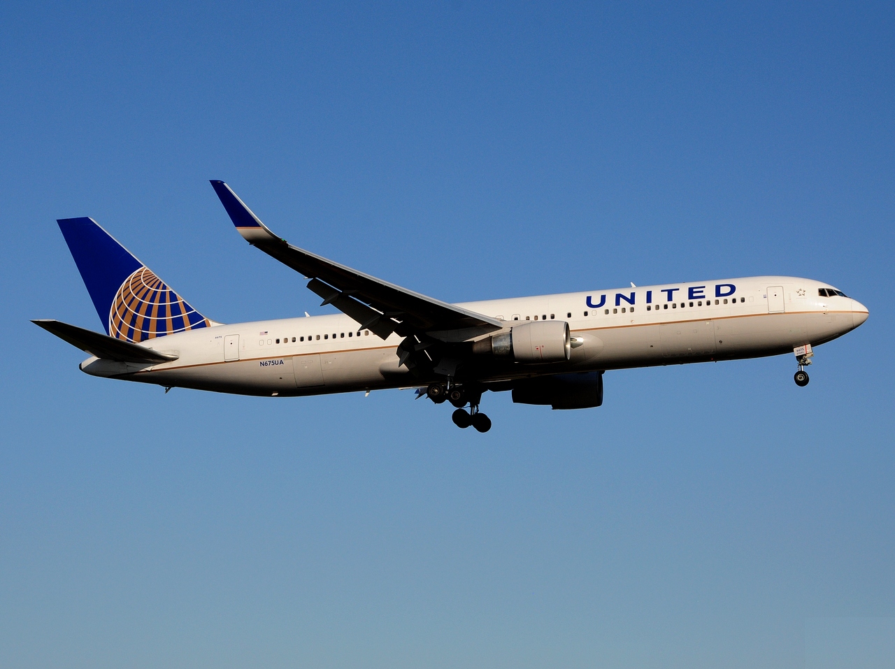 N675UA - 767-322(ER)(WL) - United Airlines - LIS - 22-06-2016