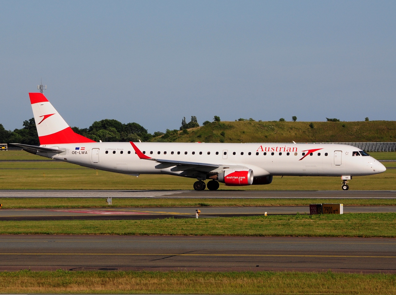 OE-LWA - ERJ-195LR (ERJ-190-200 LR) - Austrian Airlines - CPH - 26-06-2016