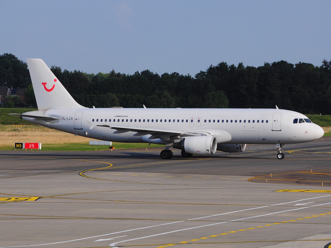 YL-LCS - A320-214 - JetairFly - CRL - 17-08-2016