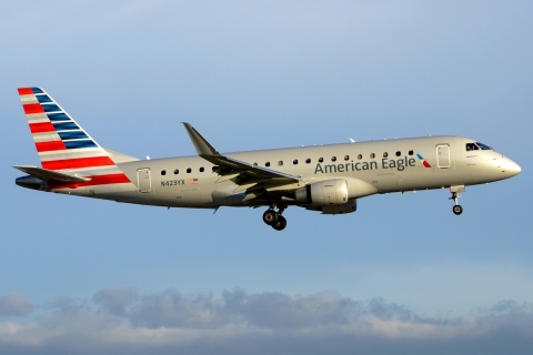 N423YX - ERJ-175LR (ERJ-170-200 LR) - American Eagle - MIA - 31-01-2016