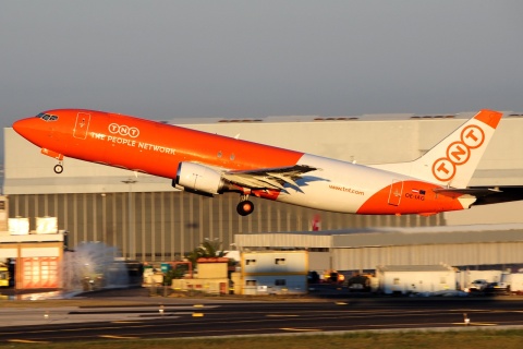 OE-IAG - 737-4Q8 - TNT Airways - LIS - 21-06-2016b