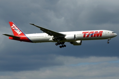 PT-MUI - 777-32W(ER) - TAM Linhas Aereas - LHR - 23-04-2016