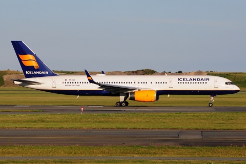 TF-ISK - 757-223(WL) - Icelandair - CPH - 26-06-2016b