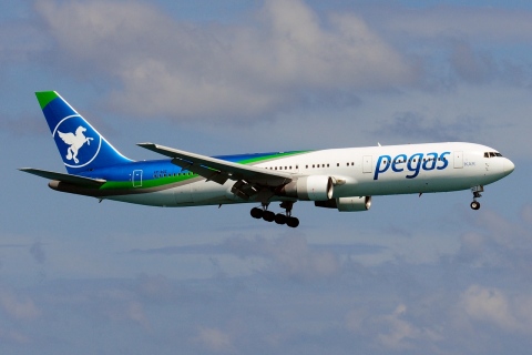 VP-BOZ - 767-3G5(ER) - Ikar - HKT - 14-11-2016