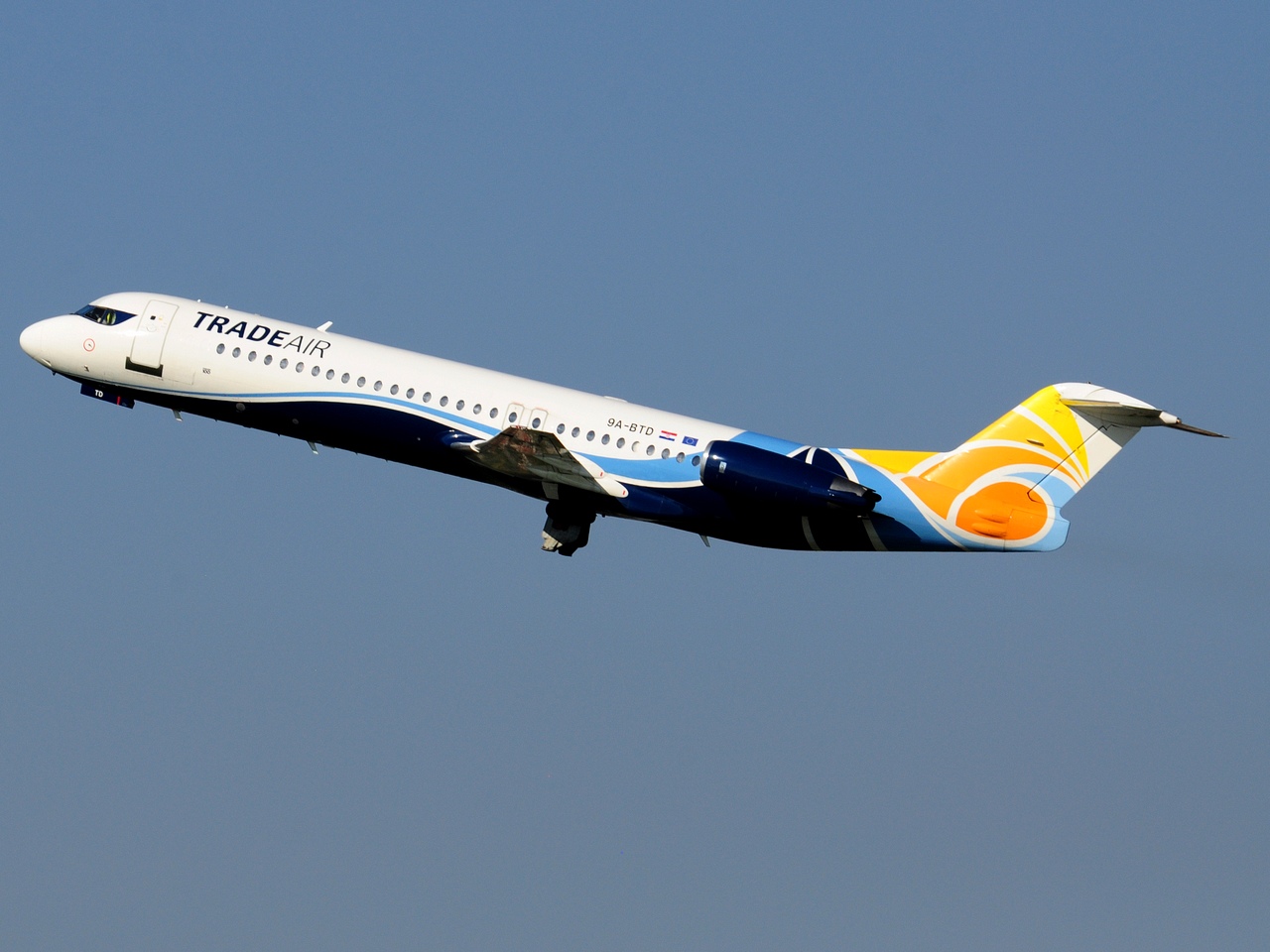 9A-BTD - Fokker 100 - Trade Air - ORY - 15-10-2017b