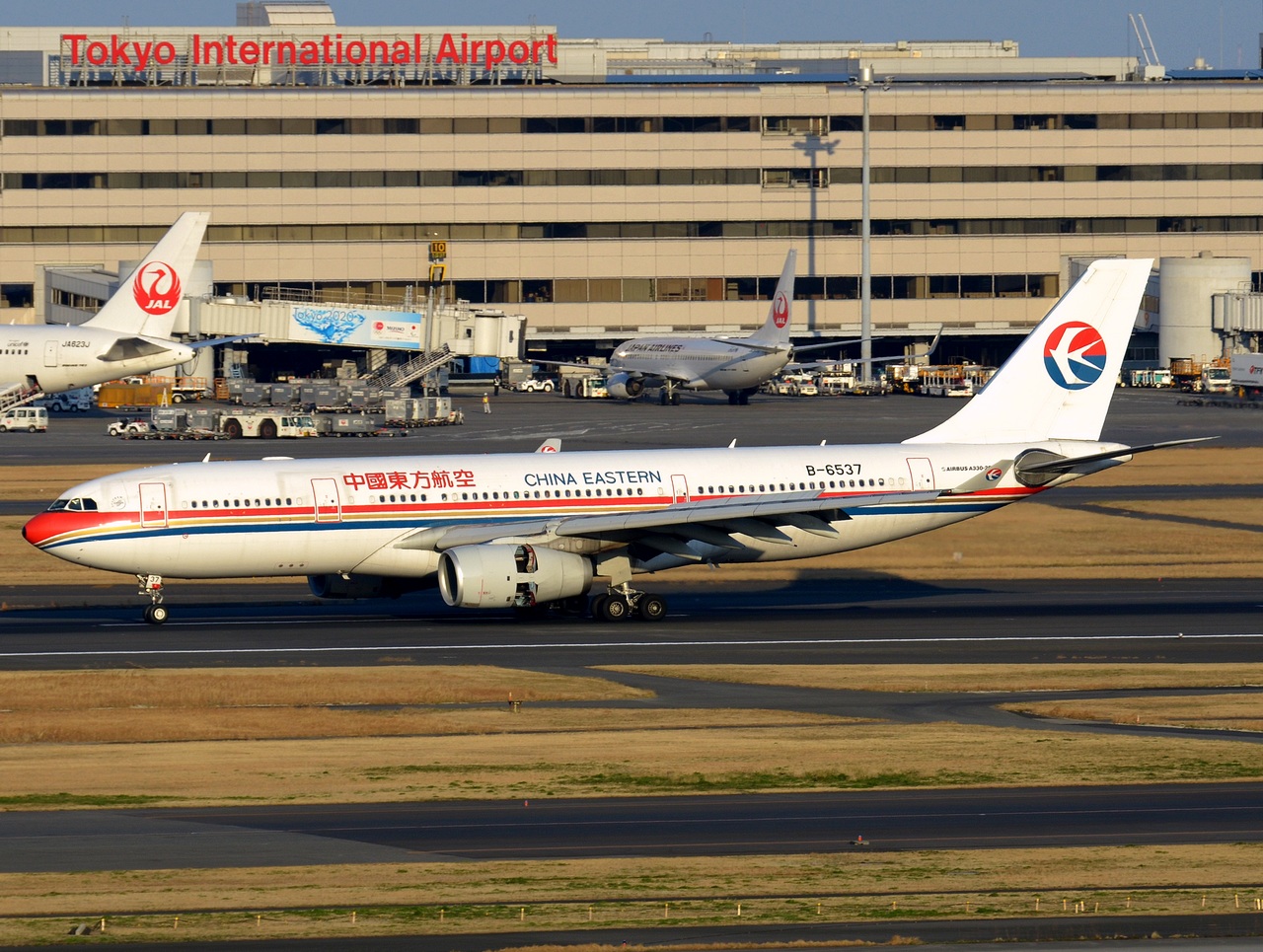B-6537 - A330-243 - China Eastern Airlines - HND - 28-02-2017
